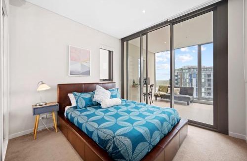 Wentworth Point Apartment | High-Rise Haven with Spectacular Skyline Views