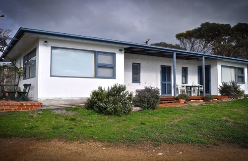 Lake Wangary House | Hill's Shack is an original Coffin Bay 3 bedroom stone cottage set right on the Oyster Walk, just metres from the water's edge.