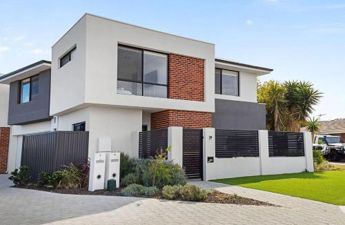 Hillarys House | Hillarys Urban Haus 4BR Near Beach and Marina