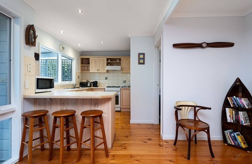 Blairgowrie House | Hilltop Cottage | Beachside Escape with Fireplace