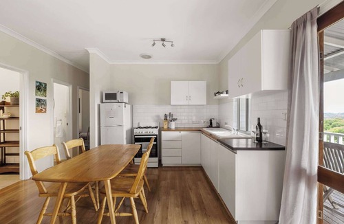 Naturaliste Cottage | Hillview — Relaxing Bush Getaway Yallingup