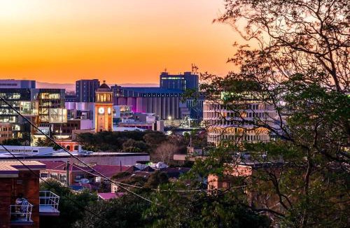 The Hill House | Hillview - Walk to City & Beach - Free Parking