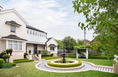 Lewisham Apartment | Historic Art-filled Studio Close to Transport