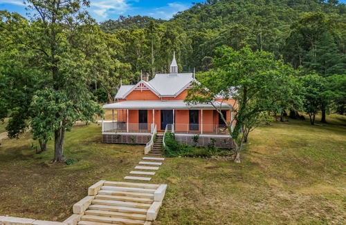 Bulga House | Historic Hunter Valley bush retreat with valley views& slow weekends by the fire