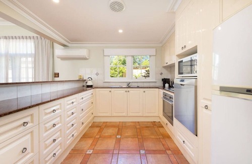 Albury Villa | Historic Porters` Cottage Classic | Hot Tub Pet Friendly Walk to Dean Street