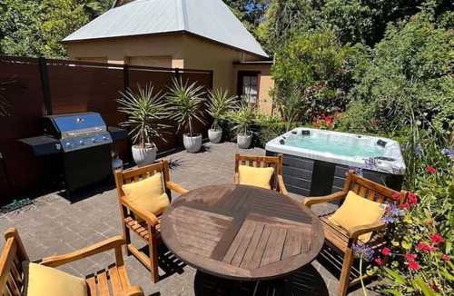 Albury Villa | Historic Porters` Cottage Classic | Hot Tub Pet Friendly Walk to Dean Street