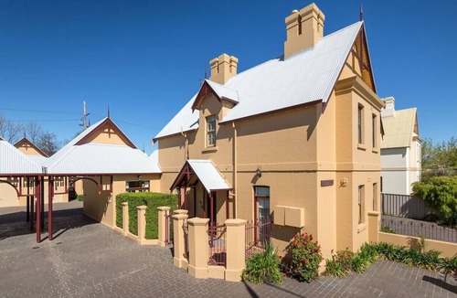 Albury Villa | Historic Porters` Cottage Classic | Hot Tub Pet Friendly Walk to Dean Street