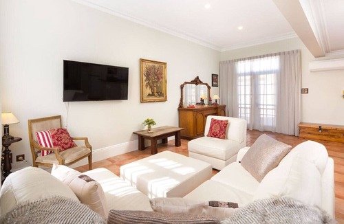 Albury Villa | Historic Porters` Cottage Classic | Hot Tub Pet Friendly Walk to Dean Street