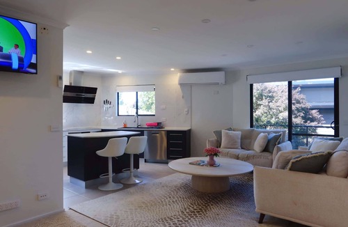 Tolmans Hill House | Hobart Luxury 3 - Bedroom Flat