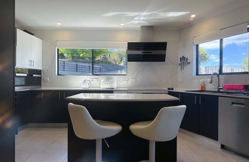 Tolmans Hill House | Hobart Luxury 3 - Bedroom Flat