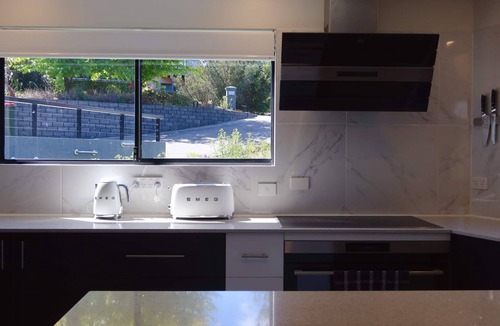 Tolmans Hill House | Hobart Luxury 3 - Bedroom Flat