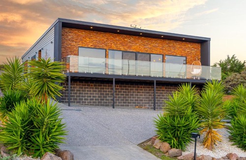 Sorell Apartment | Hobart Luxury Family Home with Spa & Fire Pit, Sleeps 8