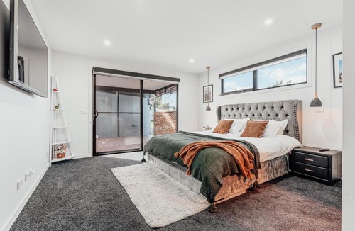 Sorell Apartment | Hobart Luxury Family Home with Spa & Fire Pit, Sleeps 8