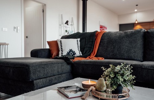 Sorell Apartment | Hobart Luxury Family Home with Spa & Fire Pit, Sleeps 8