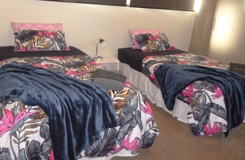 Flora Hill House | HogmortHomes 4BR 2km CBD Family & Pet Friendly