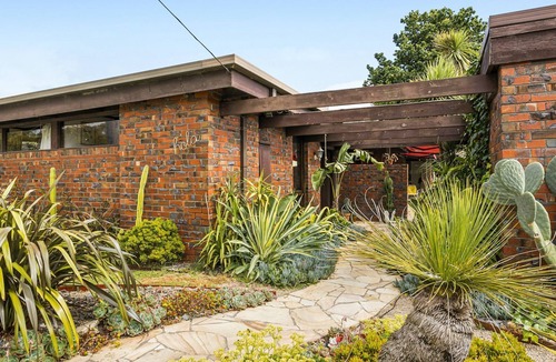 Frankston South House | Hola - Holiday House with Pool
