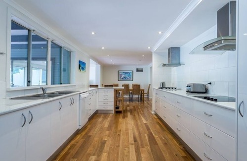 Rye House | Holiday home in Rye with Heated Pool & Spa with generous outdoor area, WiFi
