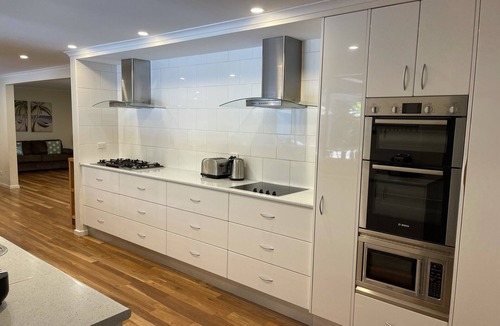 Rye House | Holiday home in Rye with Heated Pool & Spa with generous outdoor area, WiFi