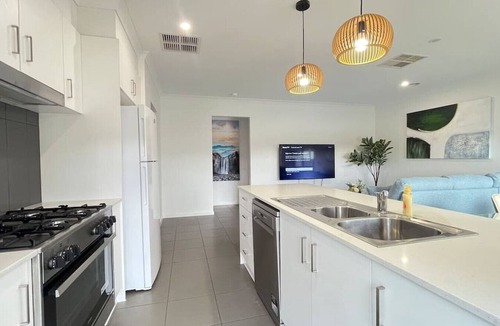Officer House | Holiday Home VIC Officer 5BR WiFi Parking