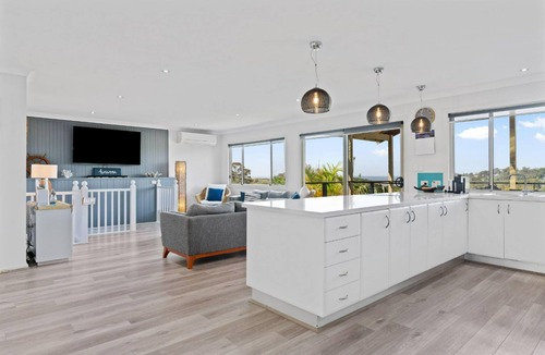 Wamberal House | Holiday Home with Ocean Views Wamberal