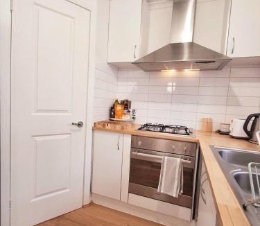 Laverton House | Holiday House in Laverton Modern Comfort ,Walk to Train Station,Car Hire Option