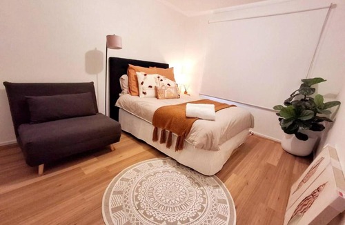 Laverton House | Holiday House in Laverton Modern Comfort ,Walk to Train Station,Car Hire Option