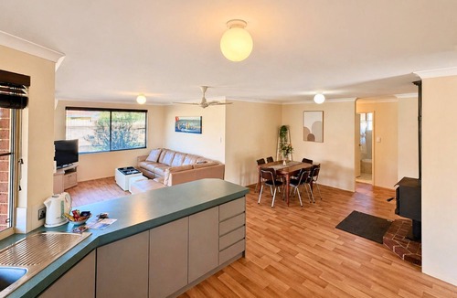 Broadwater House | Holiday Retreat on Lorikeet