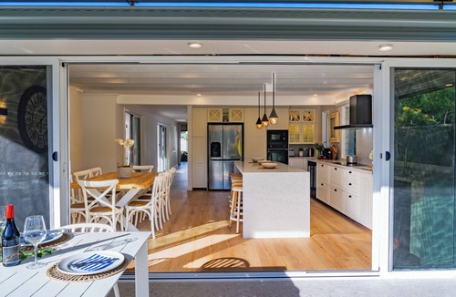 Shoal Bay Villa | HolidayRento Capri Beach House Retreat Shoal Bay
