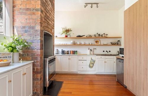 East Launceston House | Hollybrooke Cottage, prestige suburb in Launceston
