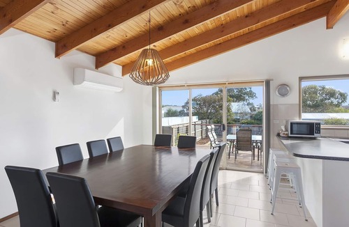 Torquay House | Holyhead Coastal Comfort -14 guests Walk to Beach