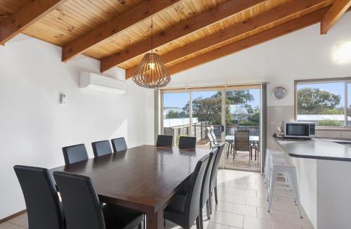 Torquay House | Holyhead Coastal Comfort -14 guests Walk to Beach