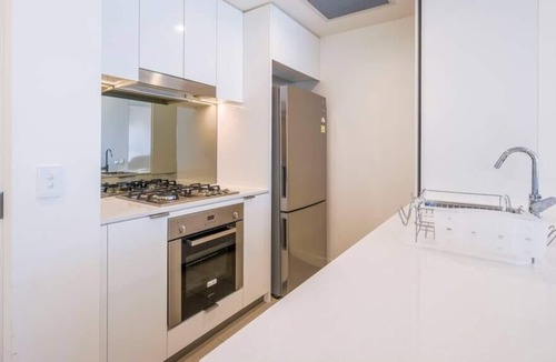 Newstead Apartment | Homely 2BD Apt close to CBD + Parking