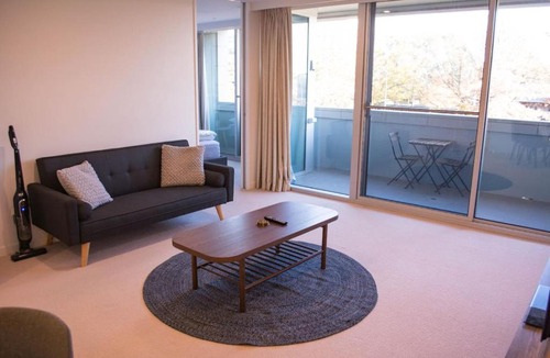 Reid Apartment | Homely Modern Apt between the Lake and City - Hosted by CanStay