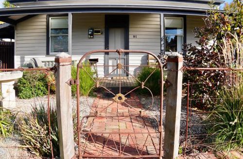 Kyneton House | Homesaway Cottage