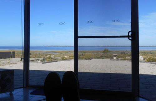 Melville House | Hope Place ~ Panoramic View! Absolute Beachfront *OFF PEAK SPECIALS*