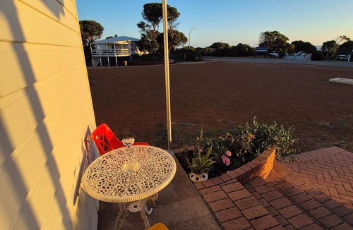 Hopetoun House | Hopetoun Beach House. Step back in time! A close stroll to town and beach.