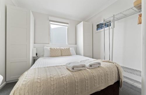 Jindabyne House | Horizons 216 - Deluxe Lake Front Studio l Pool l Tennis l Air-Con