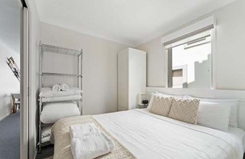 Jindabyne House | Horizons 216 - Deluxe Lake Front Studio l Pool l Tennis l Air-Con
