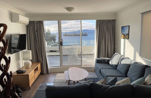 Jindabyne Apartment | Horizons 424 Lake Jindabyne Waterfront Apartment Sleep 6, 2 bedroom, 2 bathroom