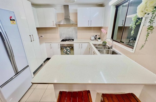 Hornsby House | Hornsby 5BR Peaceful Oasis with Wifi & Garage