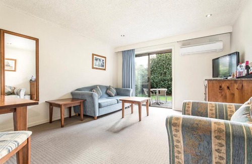 Mount Waverley Hotel | Hotel Bruce County