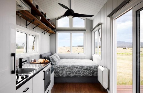 Rhymney Villa | Hounds Run Tiny House - Grampians Vineyard Stay