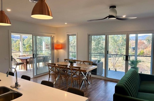 Wodonga House | House on the hill | Kangaroo lookout
