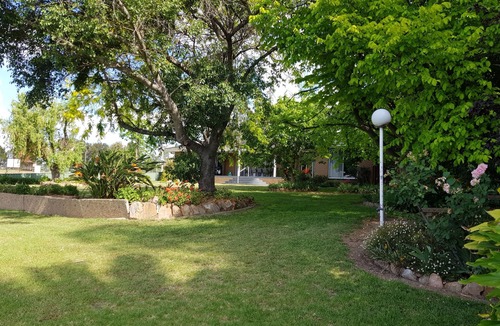 Yarrawonga House | House overlooking Lake with private jetty, 2 min walk to Yarrawonga main street