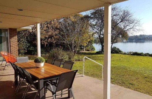Yarrawonga House | House overlooking Lake with private jetty, 2 min walk to Yarrawonga main street