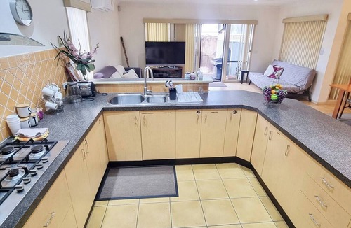 Sunshine North House | Huge Discount For Long Stay! Spacious 5BR 4 Baths 16 Guests