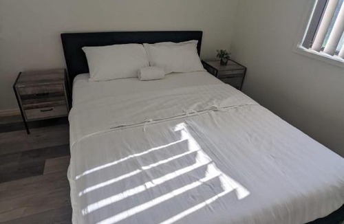 New Auckland House | Huge Holiday Home 4Beds 2Baths in Gladstone near Shopping Center