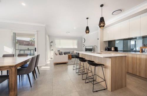 Central Mudgee House | 'Huxley House' An Elegant Mudgee Retreat with Backyard