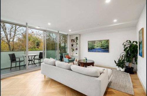 Elwood Apartment | Iconic Elwood Executive 2BR Apt.