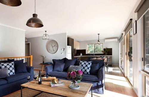 Hepburn House | Impressive Cabin with Hot-tub, Sauna, Fire pit and Pool Table in Hepburn, Victoria